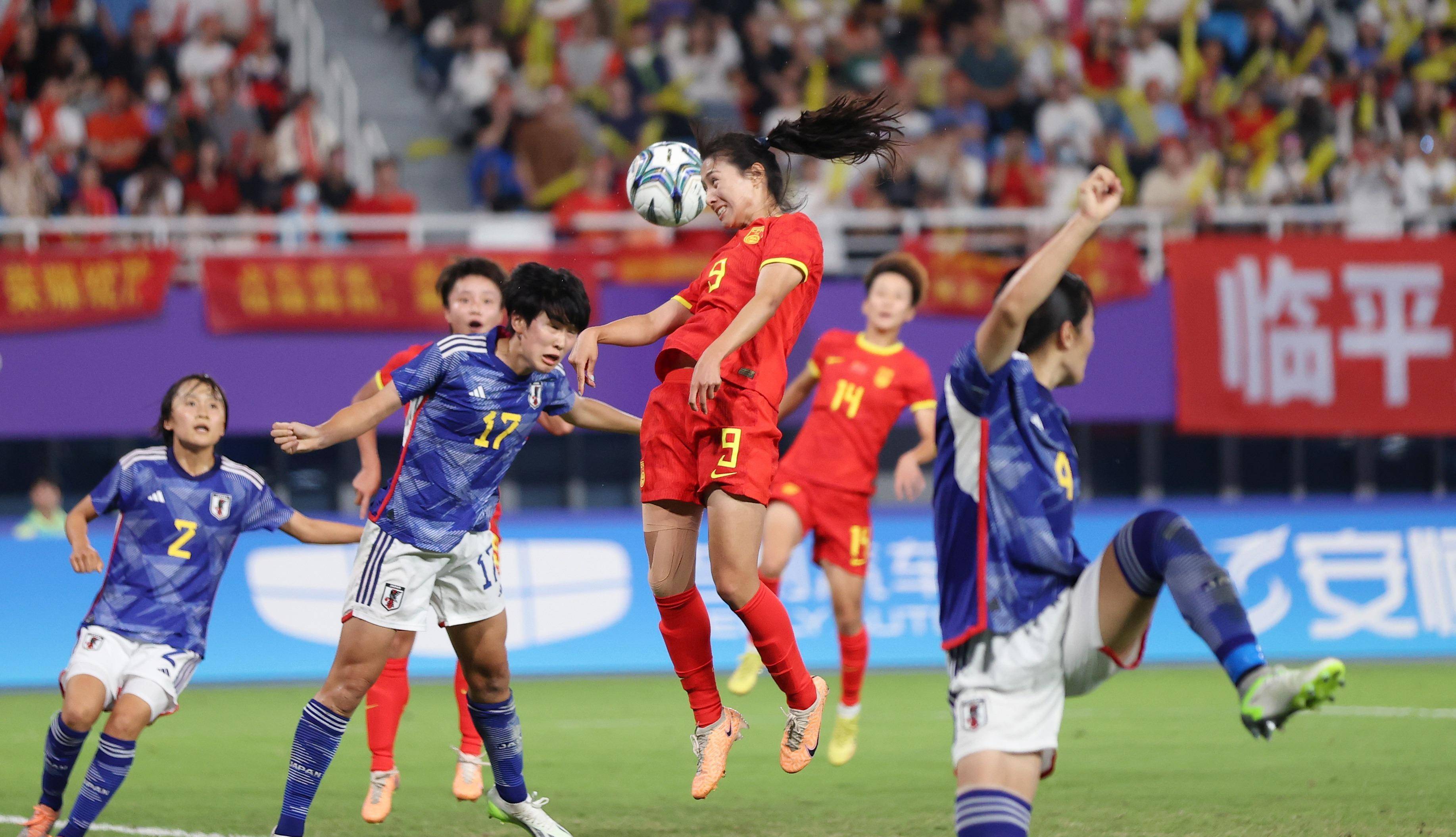 中国女足队员技术娴熟，轻松赢得比赛