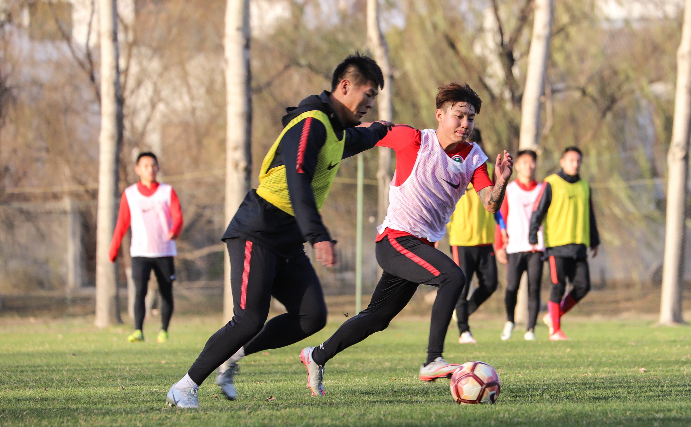 开云体育亚洲官网-包含全队奋力追赶，球员团结一心奉献拼搏精神的词条