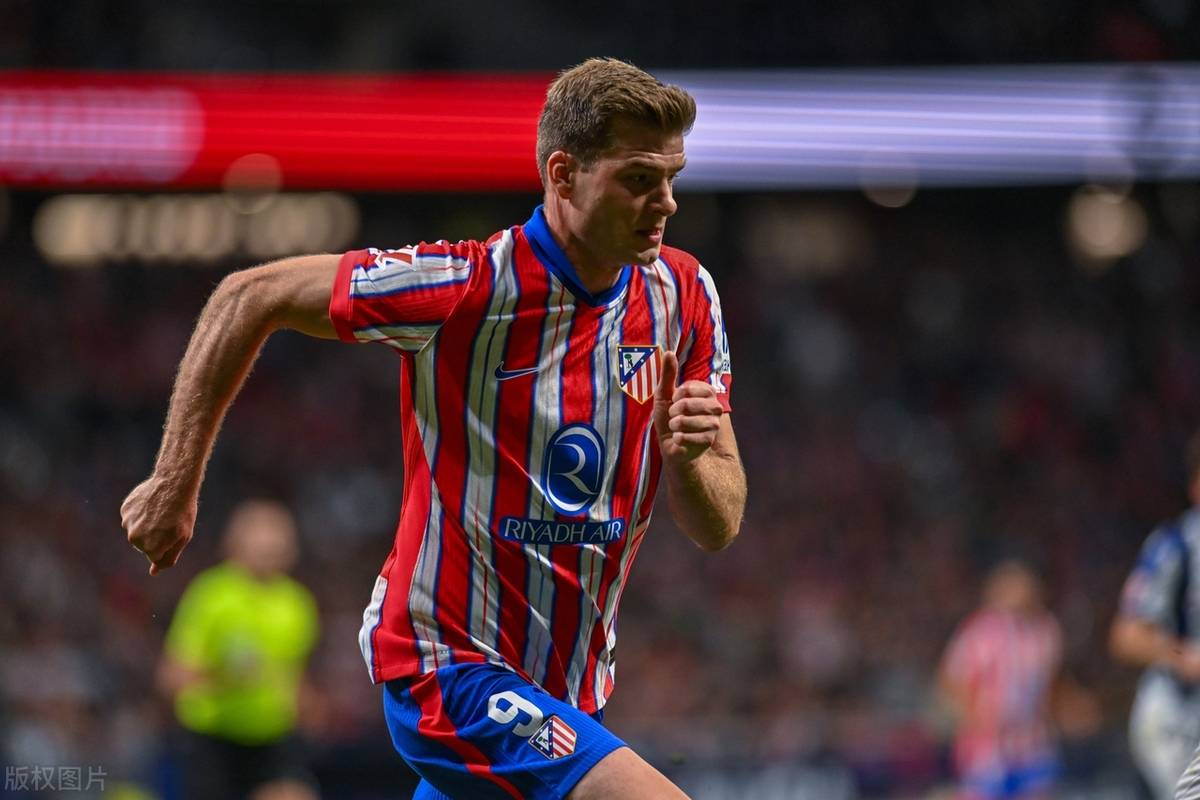 足球赛事中球员表现出色成为关注焦点