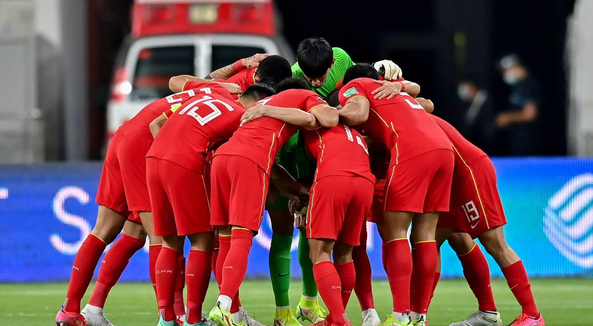 包含中国足球高峰对决，球员们拼尽全力，争夺胜利的词条