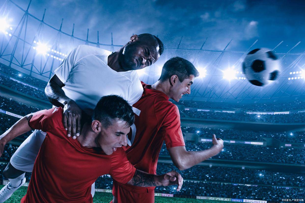 足球赛场上的激烈对抗引关注