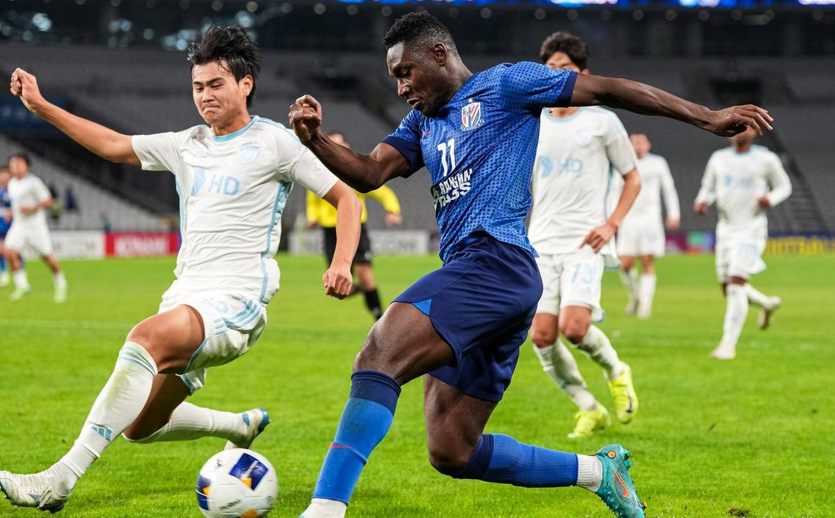 足球赛场上的精彩表现备受球迷期待